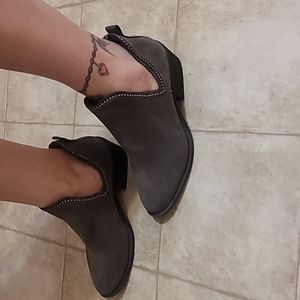 NWOB Very G Pebbled Studded Slip on Bootie Size 9.5